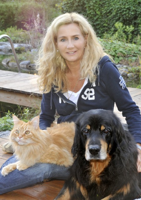 Dr. Dagmar Birnzain mit ihrem Hund und Katze